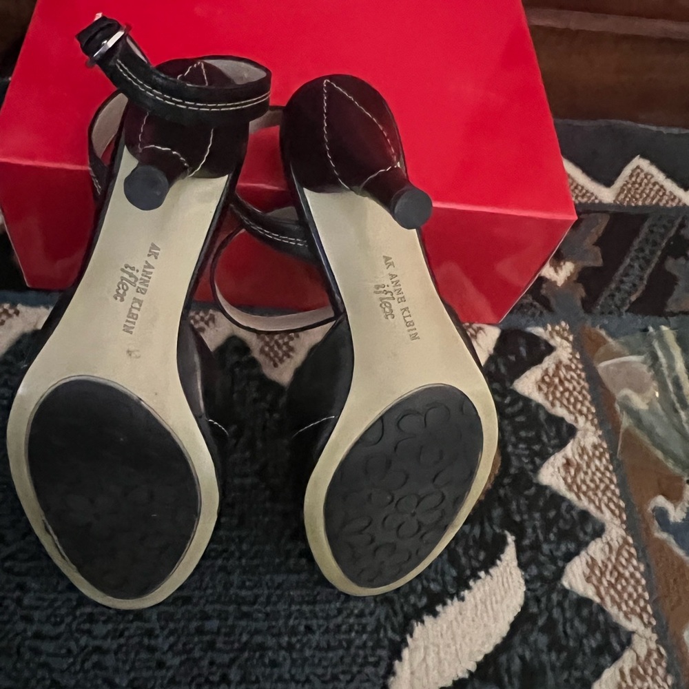 *Sold* Anne Klein Black Leather iFlex Ankle Strap Heels size 6.5! - Picture 6 of 9